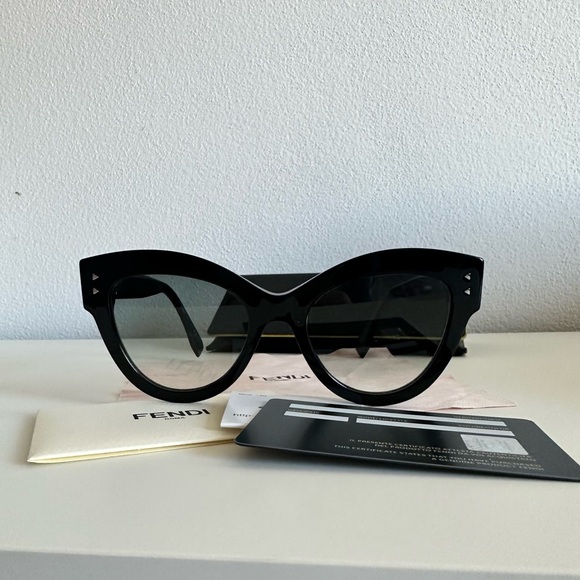 Fendi sunglasses full set - Picture 4 of 9